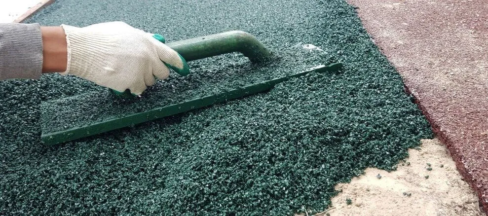 Можно ли укладывать резиновое покрытие на грунт в Мегионе?